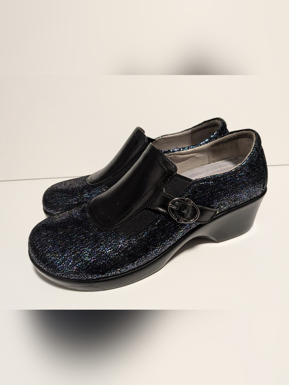 Alegria Enyah women's wedge clog, featuring a textured, shimmery Size 41
